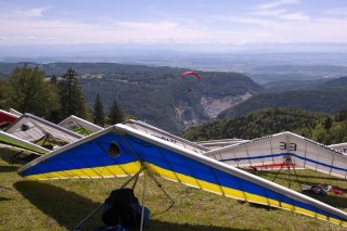 Des parapentes, des ailes-delta, deltaplane, volent dans le ciel lors des championnats suisse de deltaplane. (Image d'illustration)